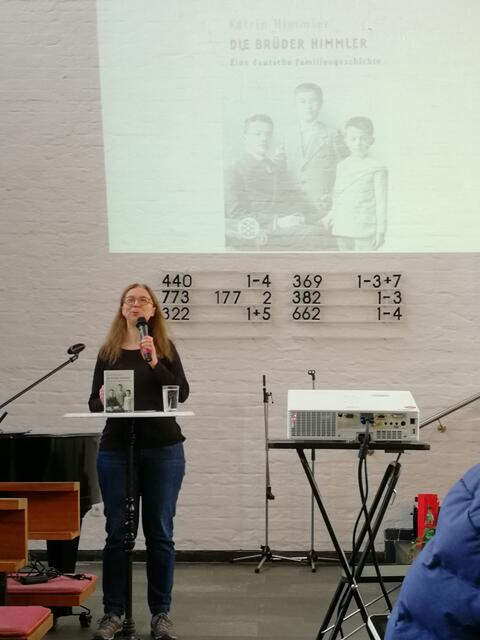 Katrin Himmler, Großnichte von Heinrich Himmler, bei der Eröffnung der Lesung. | Foto: Alice Fuß/Gedenkstätte Neustadt