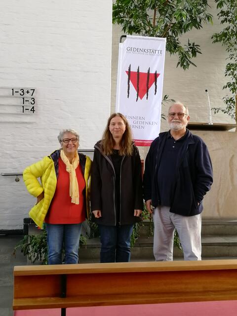 Katrin Himmler und die Vorstandsmitglieder Ursula Dauth und Kurt Werner. | Foto: Alice Fuß/Gedenkstätte Neustadt
