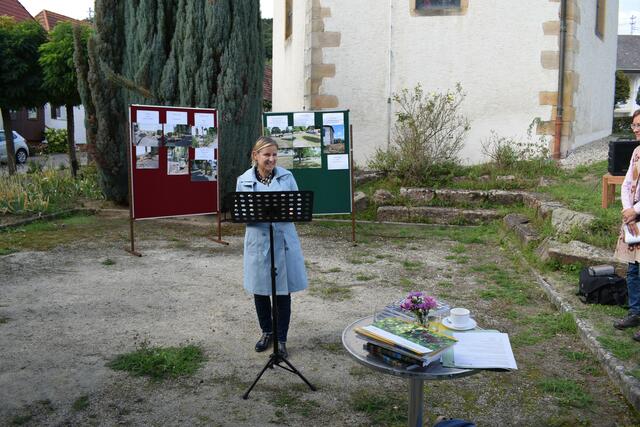 Klimaschutzministerin Katrin Eder weist auf das im Koalitionsvertrag vereinbarte Ziel hin