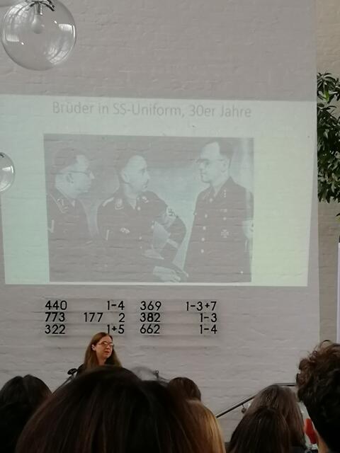 Die drei Brüder Gebhard, Ernst und Heinrich Himmler. | Foto: Alice Fuß/Gedenkstätte Neustadt