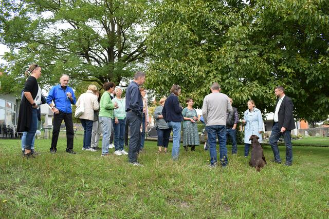 Abschließendes Beisammensein im Garten des Gemeindehauses
