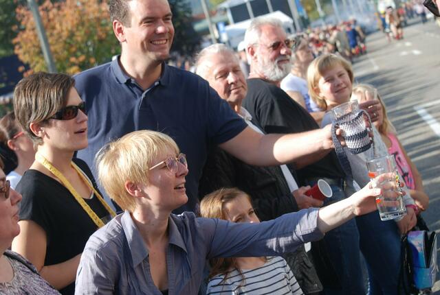 Wer beim Winzerfestumzug ein Glas oder Becher in der Hand hält, wird kräftig bedient. | Foto: Markus Pacher