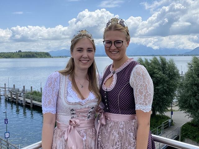 Beim Winzerfestumzug 2022 dabei: Keschdeprinzessinnen Aus dem Trifelsland: Catherine I. aus Annweiler; Klaudia I aus Silz | Foto: Verein Südliche Weinstraße Annweiler am Trifels e.V.