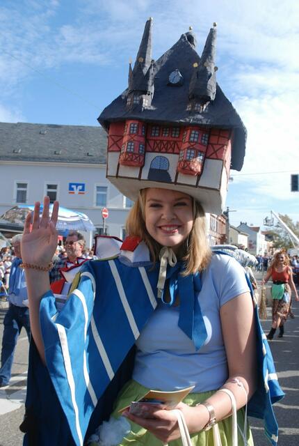 Winzerfestumzug 2019: Das Rathaus von der Partnerstadt Wernigerode als Kopfschmuck | Foto: Markus Pacher