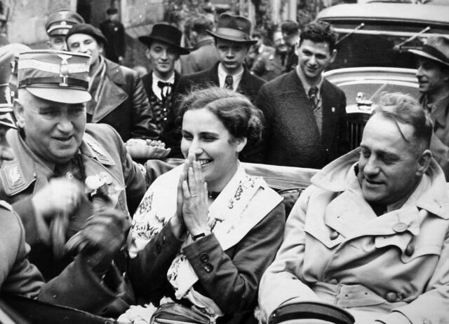 Gauleiter Josef Bürckel mit Weinhoheit beim Winzerfestumzug 1938