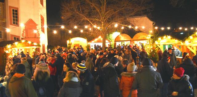 Der Herrenhof im Lichterglanz des Weihnachtsmarkts der Nächstenliebe | Foto: ps