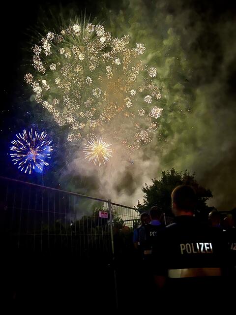 Mit einem farbenprächtig-musikalischen Feuerwerk endet gestern Abend, 13. September,  die 1. Halbzeit de Dürkheimer Wurstmarkts. Abgeschossen wurde das Feuerwerk nahe der Michaelskapelle. Die Umgebung war für Schaulustige aus Sicherheitsgründen abgesperrt.  | Foto: Anne Sahler
