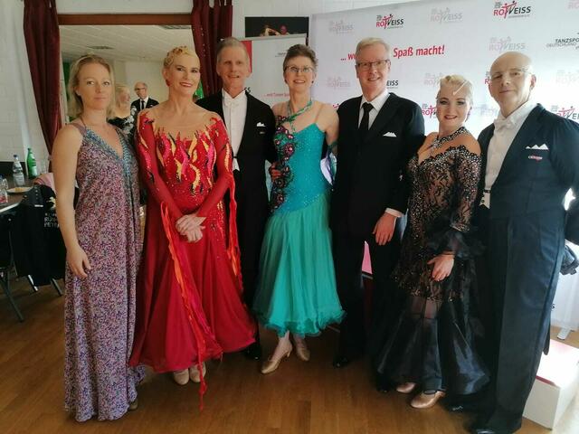 Am Wochenende reisten drei Paare des Tanzsportclub Grün Gold Speyer zu den Viernheimer Tanzsporttagen: Christine und Werner Bücklein, Kristina und Felix Bühler und Beate und Theo Hannen starteten in der Sen 3A-Klasse. Tatkräftige Unterstützung erhielten sie hierbei von Trainerin Petra Bischof-Hiel. Für zwei Paare war nach der Zwischenrunde Schluss, Kristina und Felix Bühler qualifizierten sich für 7er Finale qualifizieren. Im starken Feld erreichten sie dann abschließend den siebten Platz.
 | Foto: Tanzsportclub Grün-Gold Speyer