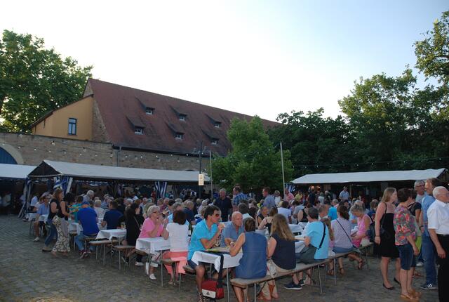 Gemütlich im Freien sitzen beim Eselshautfest | Foto: Harald Schönig