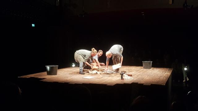 Handwerk trifft beim "Atoll" auf Zirkuskunst. In "Sawdust Symphony" vereinen Michael Zandl, David Eisele und Kolja Huneck ihre Leidenschaft für Werkzeug, frisches Holz und Objektmanipulation. 
Das zeitgenössische Zirkusstück "erzählt" vom menschlichen Verlangen nach Beschäftigung, dem Prozess von der ersten Vision zum fertigen Werkstück, der Tragik von Arbeit und der Beziehung zwischen Maschine und Mensch. | Foto: www.jowapress.de