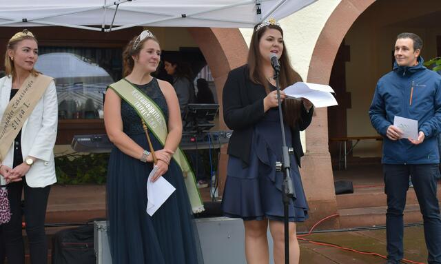 Weinprinzessin der Südlichen Weinstraße, Laura Götze, verabschiedete die Kastanienprinzessin Catherine I.  | Foto: B. Bender