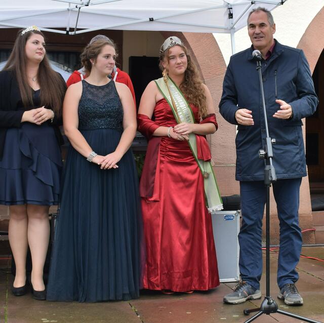 Landrat Dietmar Seefeldt gratulierte | Foto: B. Bender