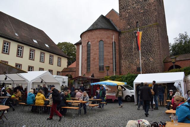 Kein Regen, aber bewölkt auf dem Rathausplatz | Foto: B. Bender