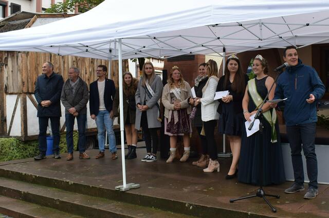 Verbandsbürgermeister Christian Burkhart begrüßt die Menschen beim Keschdefeschd | Foto: B. Bender