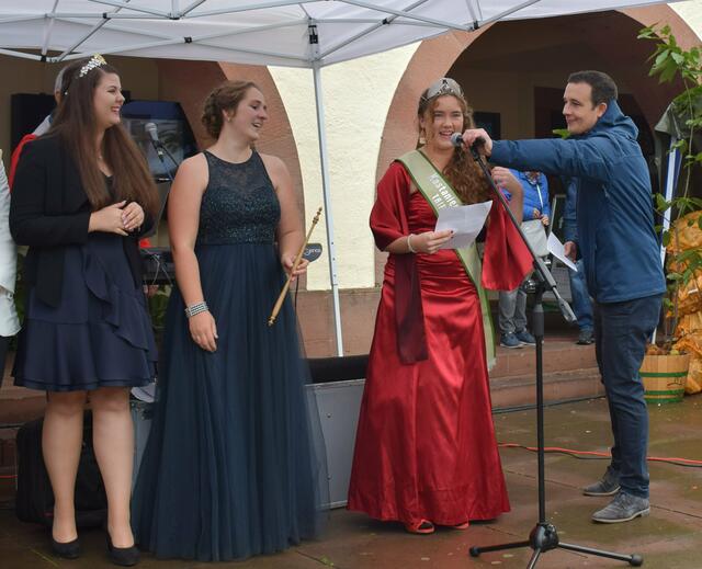 Das Mikrofon zurechtgerückt für die erste Amtshandlung | Foto: B. Bender