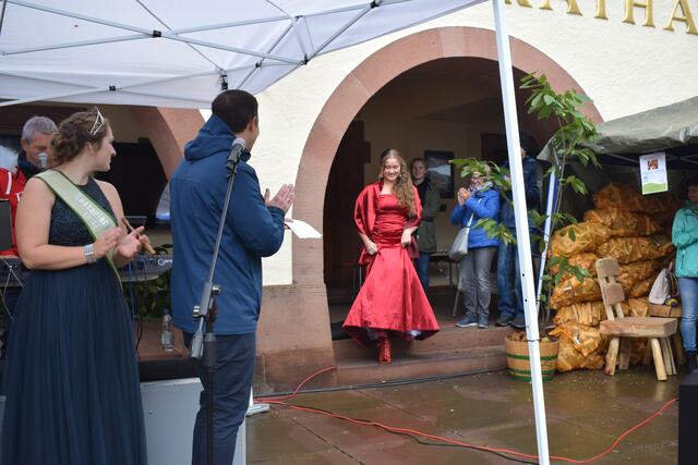 Mit Beifall begrüßt - die neue Kastanienprinzessin | Foto: B. Bender