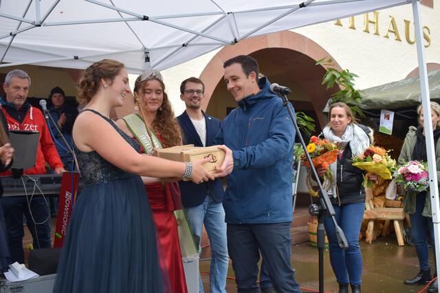 Geschenke und Blumen | Foto: B. Bender