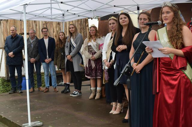 Klaudia I. begrüßt das "Keschde-Volk" | Foto: B. Bender