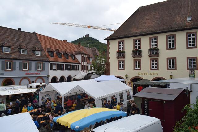 Zahlreiche Menschen bevölkern den Rathausplatz zum Keschdefeschd | Foto: B. Bender