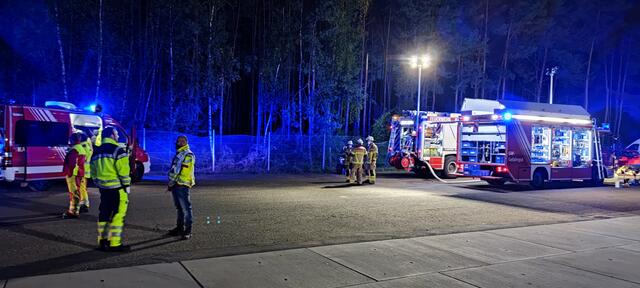 Am Donnerstagabend, 6. Oktober, wurde die Feuerwehr Kaiserslautern kurz vor 19 Uhr zu einem Gefahrstoffeinsatz bei einem Paketdienstleister in der Von-Miller-Straße auf dem Einsiedlerhof alarmiert | Foto: Berufsfeuerwehr Kaiserslautern