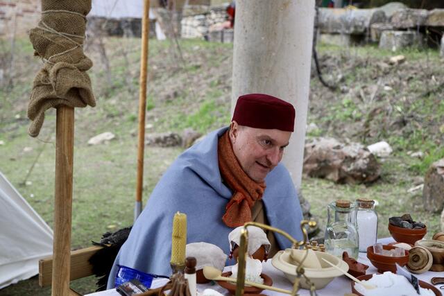 Der Salzhändler erklärt alles rund um das „weiße Gold“  | Foto: Anne Sahler