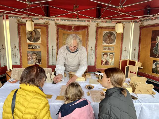 Wie war es im Alten Rom in der Schule? Auch das wird im römischen Freilichtmuseum erklärt  | Foto: Anne Sahler