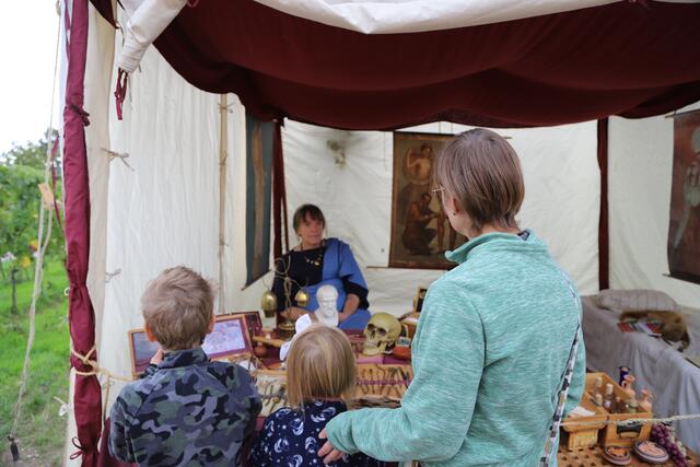 Besucher hören gespannt zu, wie Ärzte im Alten Rom Patienten behandelten   | Foto: Anne Sahler