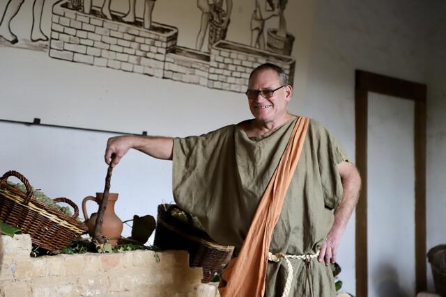 Er passt auf, dass die Trauben auch gelauscht durchgestampft werden  | Foto: Anne Sahler