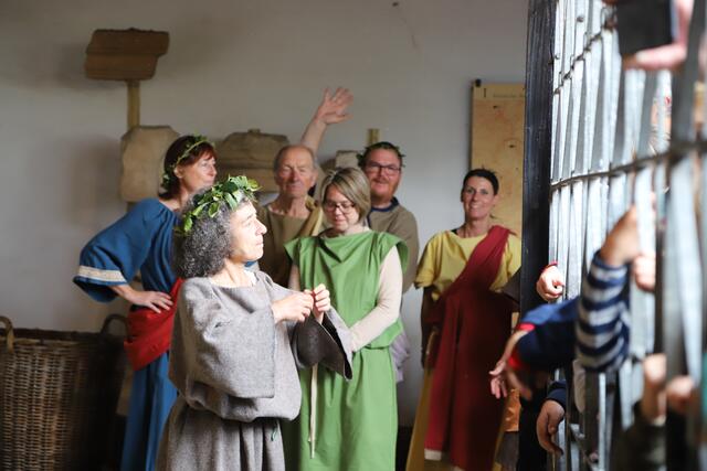 Wie man im Alten Rom Traubensaft zu Wein machet, erklärt eine „Römerin“ | Foto: Anne Sahler