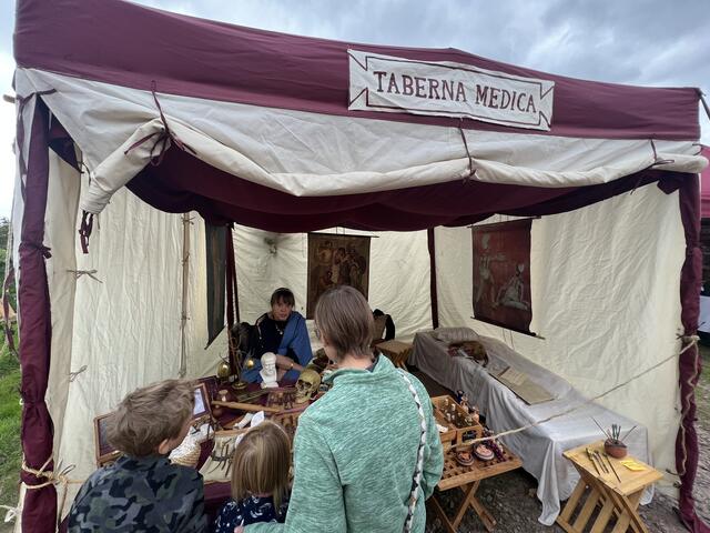 Besucher hören gespannt zu, wie Ärzte im Alten Rom Patienten behandelten   | Foto: Anne Sahler