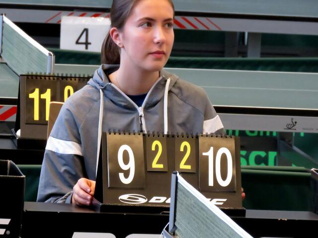 Katharina Bruck am Schiedrichtertisch. 10:9 im fünften Satz - Spannung Pur