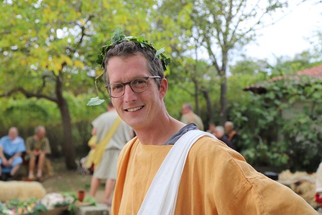 Der Ortsvorsteher von Ungstein, Andreas Wolf, im römischen Gewand  | Foto: Anne Sahler