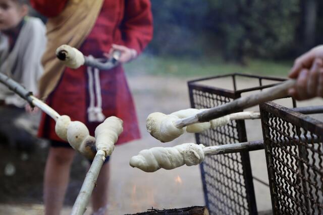 Stockbrot machen - das gab es schon zu Römerzeiten  | Foto: Anne Sahler