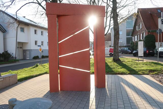 Waldenserdenkmal "Tor des Ankommens" beim Sonnenaufgang. | Foto: Roland Jourdan