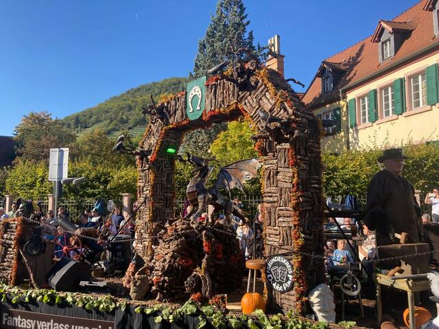 Großer Preis des Winzerfestumzugs in Höhe von 1.550,00 € für den Wagen „Dubbeglas, Wein. Hambach“ „Tor zur Welt“.  