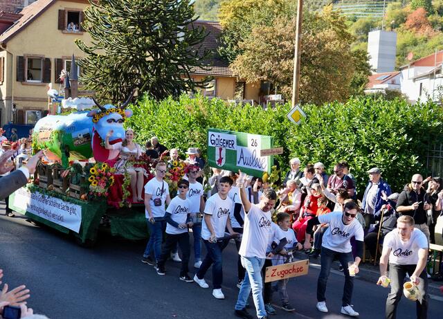 Publikumspreis für den Wagen "Erntedank und Wein. Geinsheimer Weinprinzessin Sarina Haigis. 