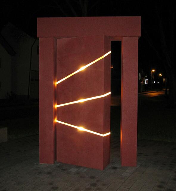 Waldenserdenkmal "Tor des Ankommens" bei Nacht. | Foto: Roland Jourdan