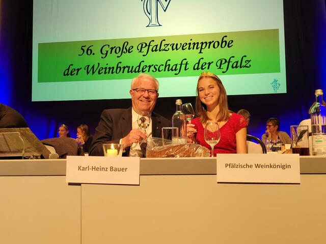 Große Pfalzweinprobe: Ordenskanzler Karl-Heinz Bauer und Lea Baßler