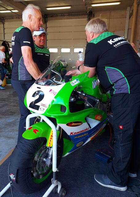Kawasaki-Team mit Jochen Schmid (Foto Eveline Walz)