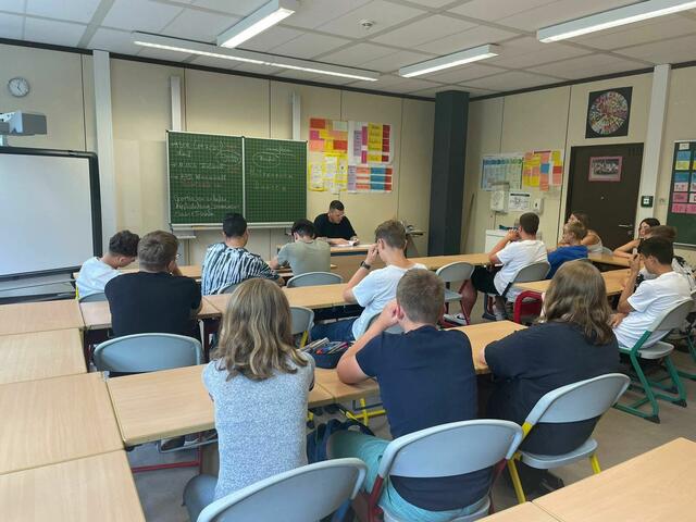 Die Lesungen zu "Strassenstaub" ermöglichen Daniel Gebhart mehr Jugendliche zu erreichen als vielleicht nur mit dem Buch selbst. Hier liest er an der IGS in Rheinzabern | Foto: ps/Daniel Gebhart