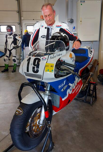 Manfred Fischer mit seiner Honda (Foto Eveline Walz)