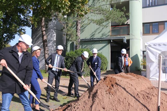 Der Spatenstich | Foto: Gisela Böhmer