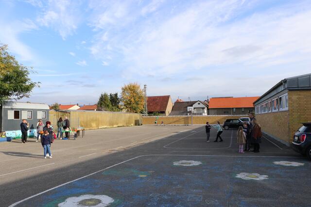Noch ist er grau und trist - der Schulhof in Kuhardt. Bis zum Schuljahresende soll hier eine grüne Lern- und Pausenoase entstehen | Foto: Heike Schwitalla