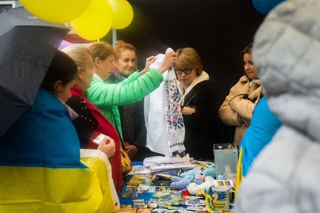 Der Erlös aus dem Verkauf von Souveniers wird für humanitäre Zwecke in der Ukraine verwendet.   | Foto: Christian Gaier 
