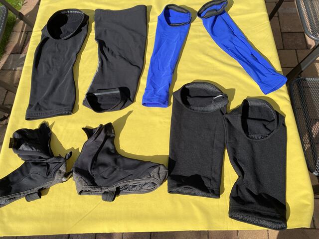 So sehen Beinlinge, Knielinge und Überschuhe gegen Kälte an den Füßen sowie die Armlinge aus. Am Abschluss ist ein spezielles Band angenäht, damit sie in der Bewegung nicht von der Haut rutschen. | Foto: Matheis