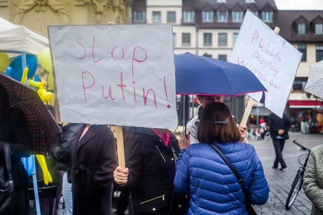 Transparente auf der Kundgebung gegen den russischen Angriffskrieg auf dem Mannheimer Marktplatz.  | Foto: Christian Gaier