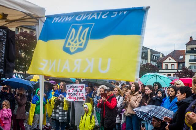 Rund 300 Menschen demonstrierten gegen die russische Aggression.  | Foto: Christian Gaier 