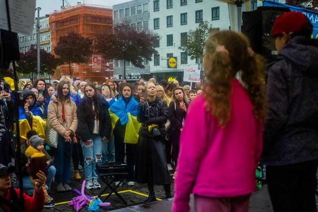 Gemeinsames Singen gegen die russische Aggression.  | Foto: Christian Gaier 