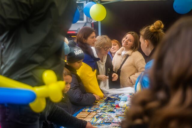 Der Erlös aus dem Verkauf von Souveniers wird für humanitäre Zwecke in der Ukraine verwendet.   | Foto: Christian Gaier 