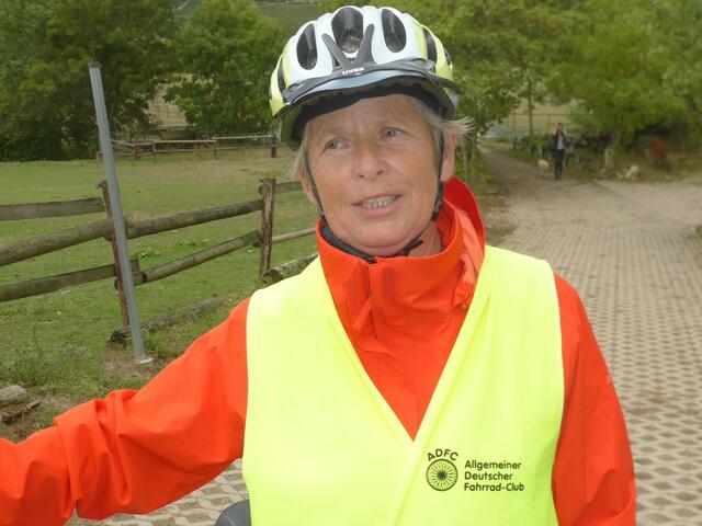 Die Vorsitzende des ADFC Frankenthal bei einer Ausfahrt. Gut sichtbare Kleidung und Helm gehören für sie zur Grundausstattung.  | Foto: Wieczorek